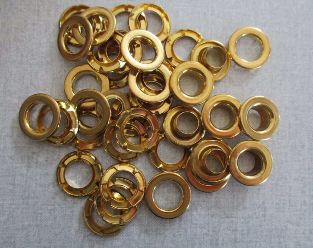 Fixings for large flags and banners